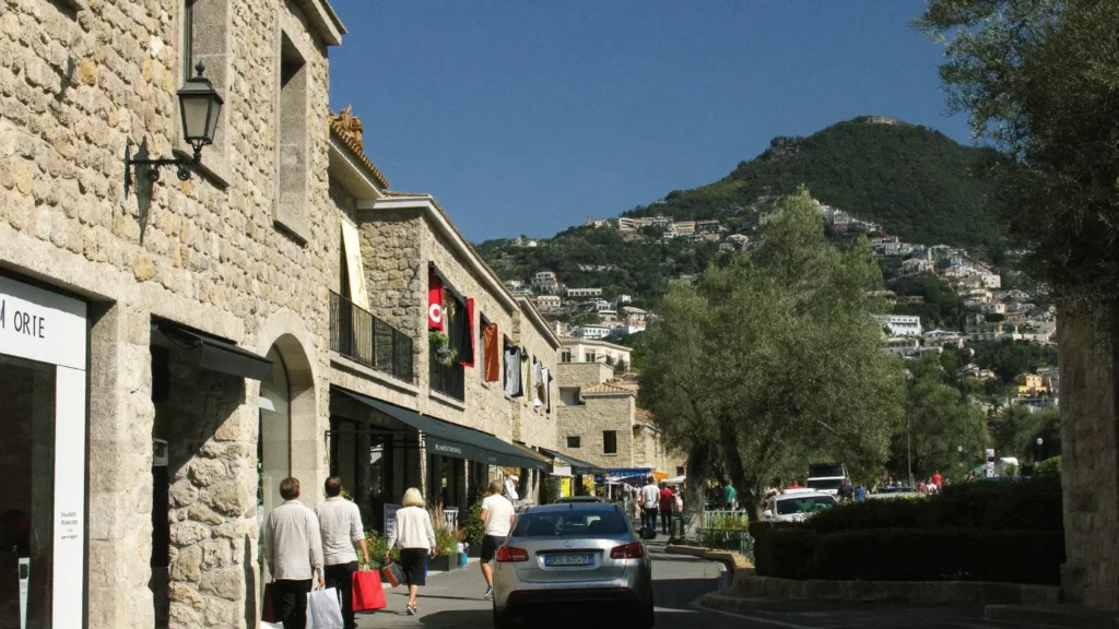Village de marques provençal près de Marseille avec façades en pierre et oliviers