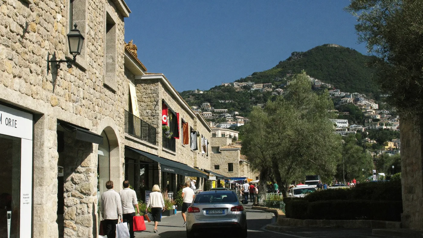 Village de marques provençal près de Marseille avec façades en pierre et oliviers