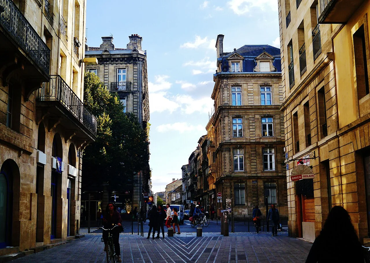 La rue Saint-James à Bordeaux, rue piétonne bordée d'immeubles en pierre blonde, sur le parcours entre la rue des Bahutiers et le cours Victor Hugo