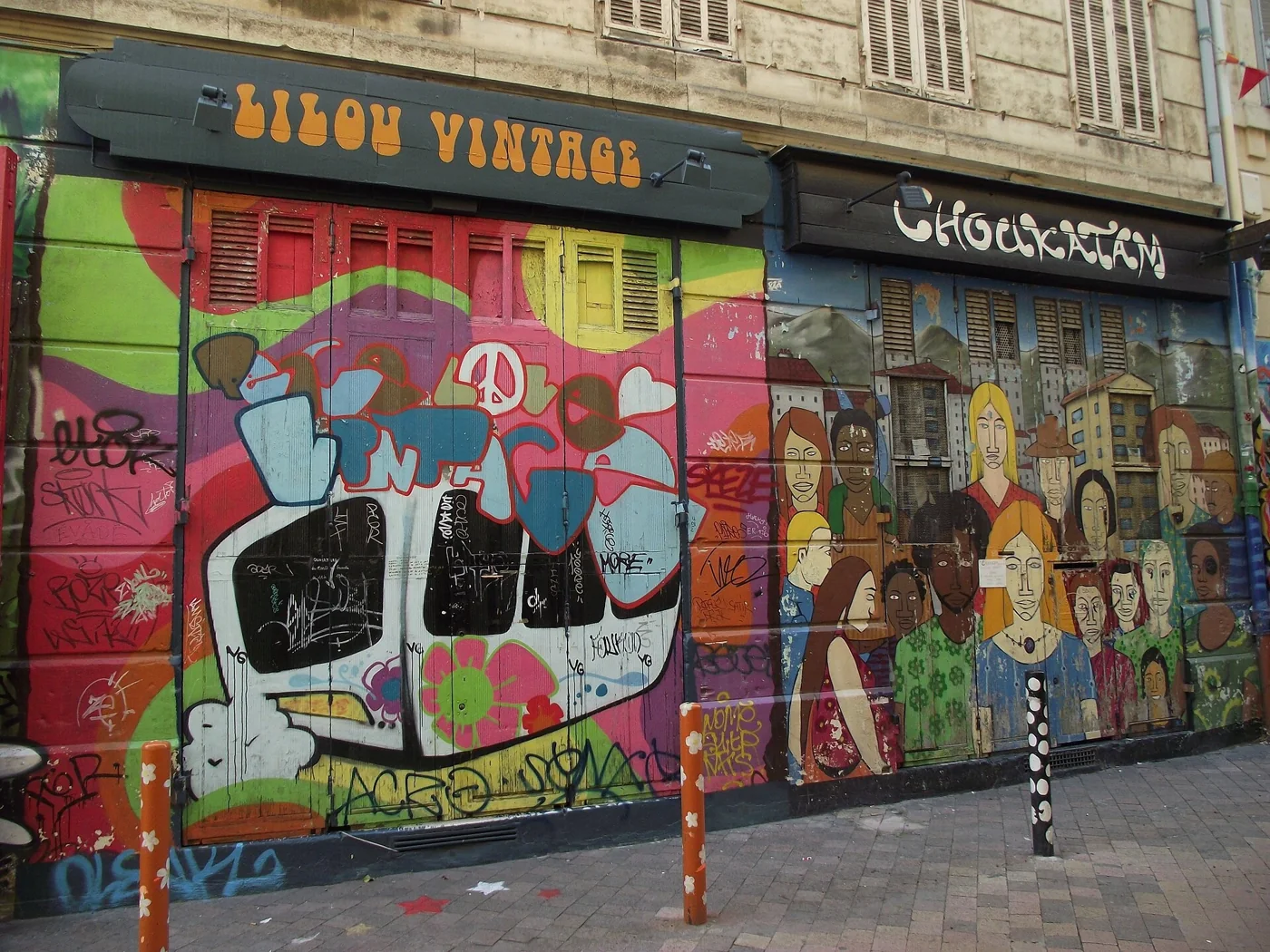 La devanture peinte de Lilou Vintage, rue Pastoret à Marseille, photographiée en 2014 à côté de la façade illustrée de Choukatam