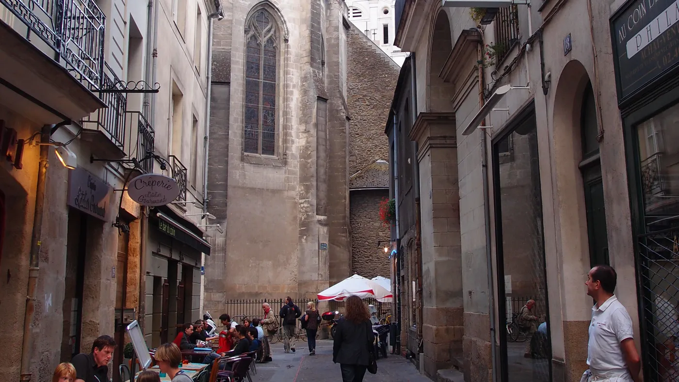 La rue de la Juiverie dans le quartier du Bouffay à Nantes, terrasses et boutiques au pied de la cathédrale, à deux pas des friperies du centre historique