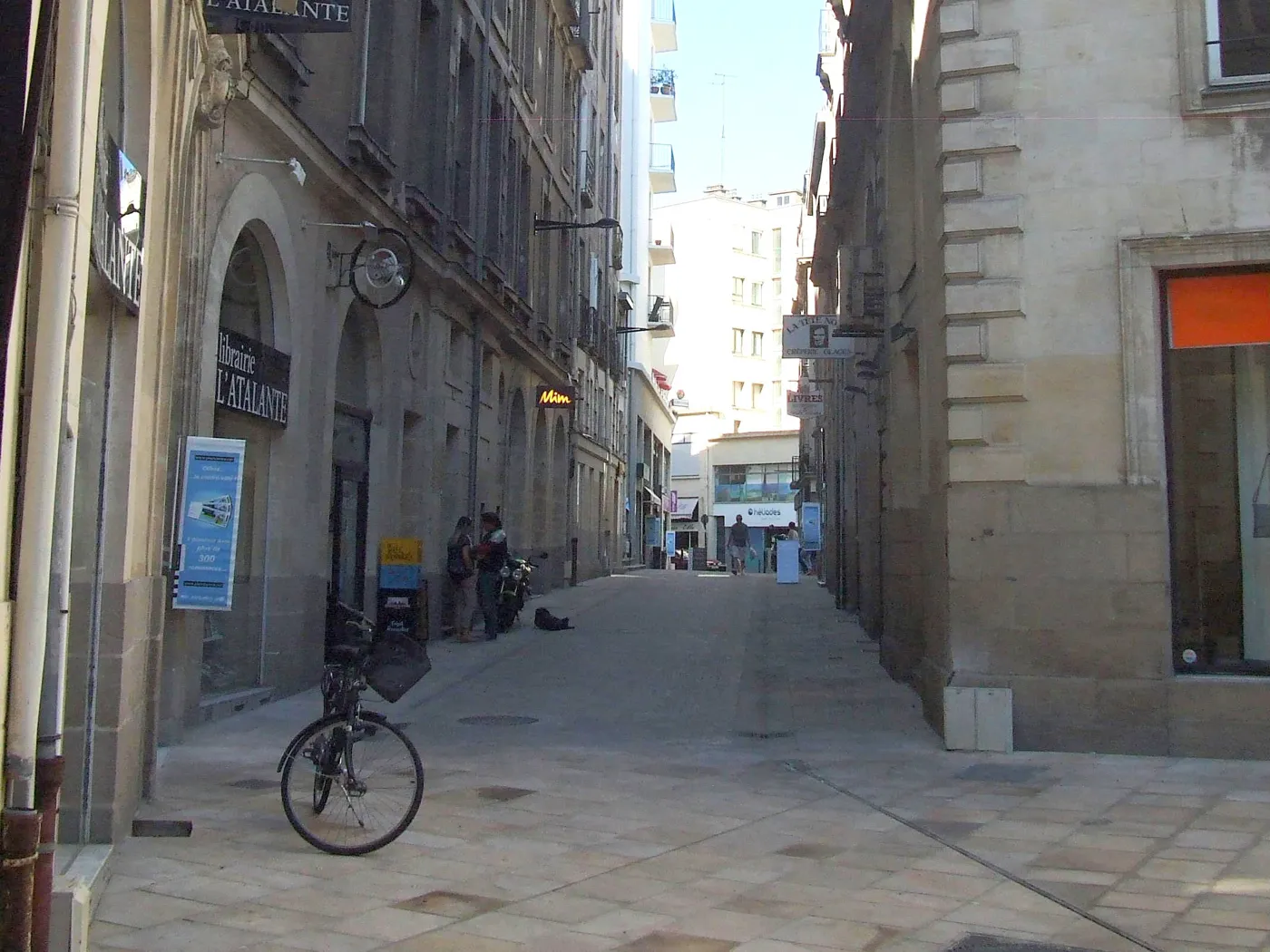 La rue piétonne des Vieilles-Douves à Nantes, où le Kilo Shop vend la fripe au poids aux numéros 15 et 17