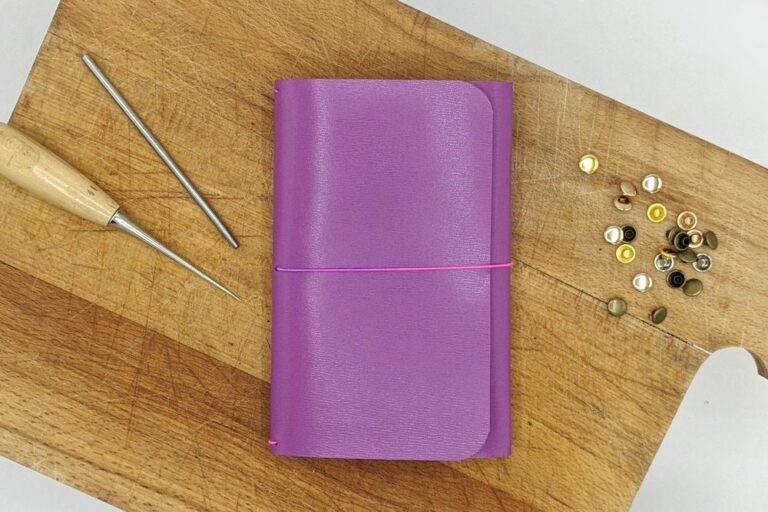 Atelier carnet en cuir personnalisé A5 avec Zoé (Paris) — Wecandoo, atelier à Paris 19e