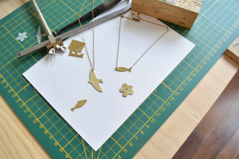Atelier collier pendentif en laiton avec Marie-May (Paris) — Wecandoo, atelier à Paris 14e