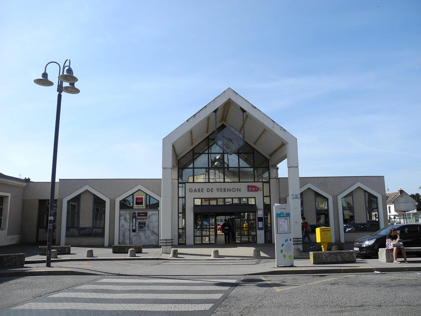 La façade de la gare de Vernon-Giverny, dans l'Eure, d'où un bus relie l'outlet McArthurGlen Paris-Giverny